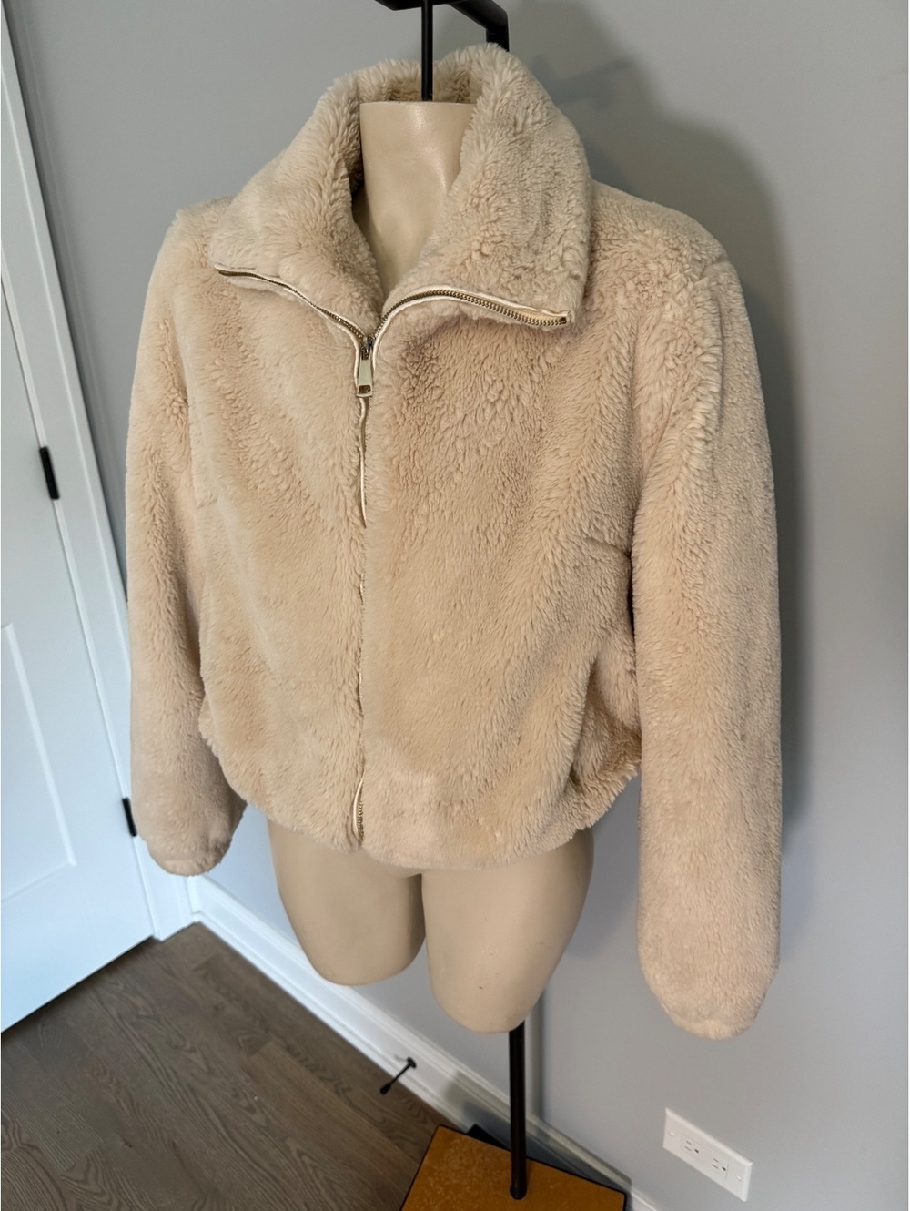 Urban Outfitters Beige Faux Fur Zip-Up Jacket Size S - Picture 2 of 9